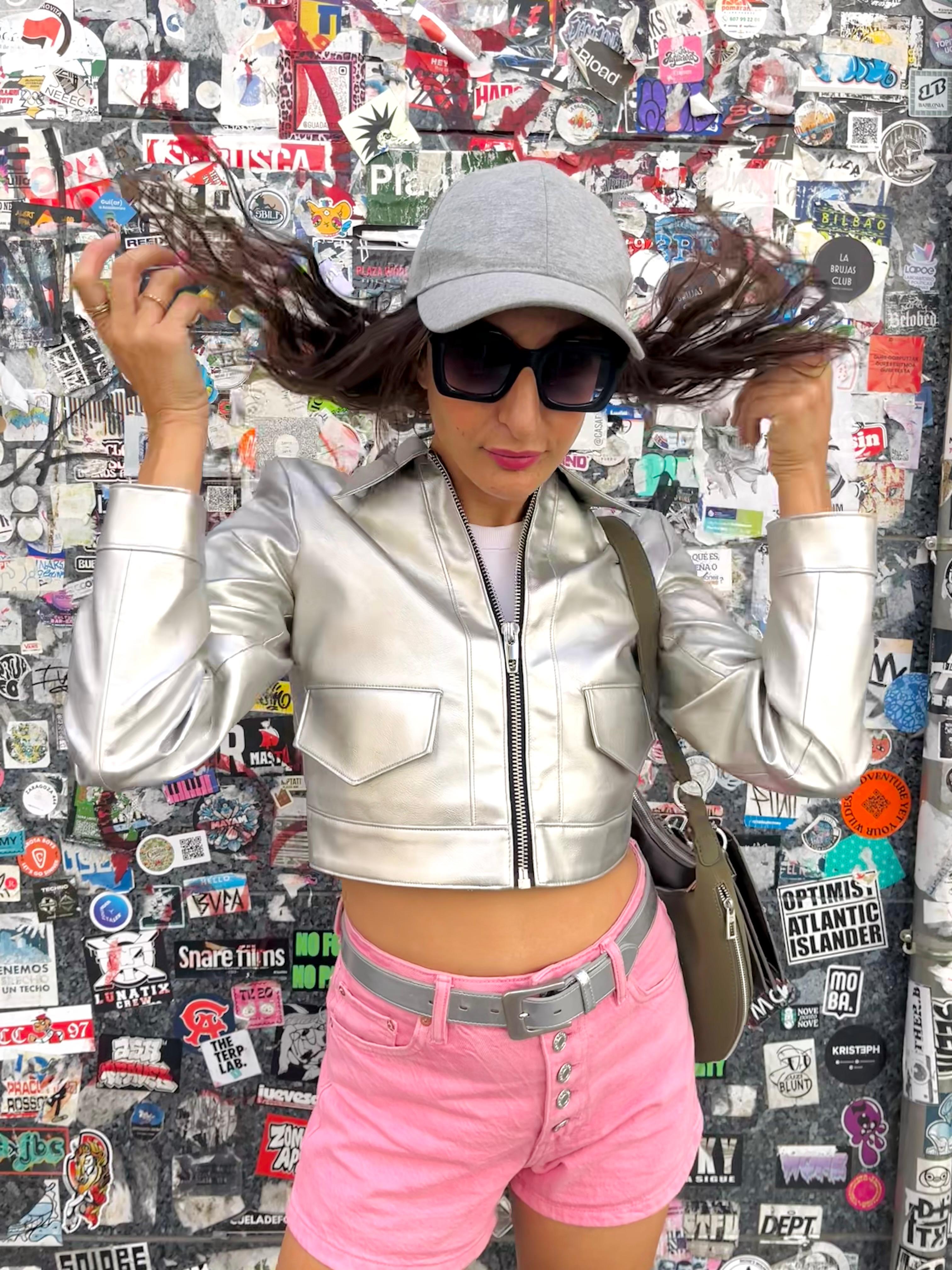 Malena Rinaudo posando frente a una pared de stickers